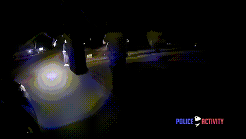 拒不听从美国警察警告 丢弃匕首的后果...
